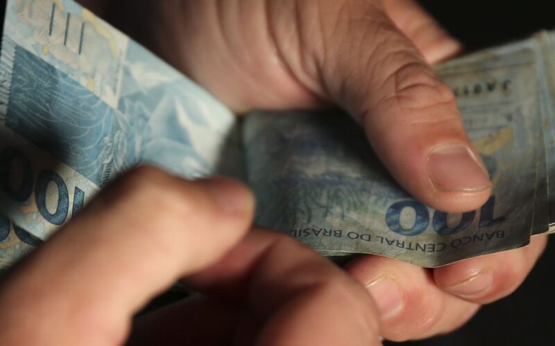 Retiradas da poupança superam depósitos em R$ 7,15 bilhões em julho