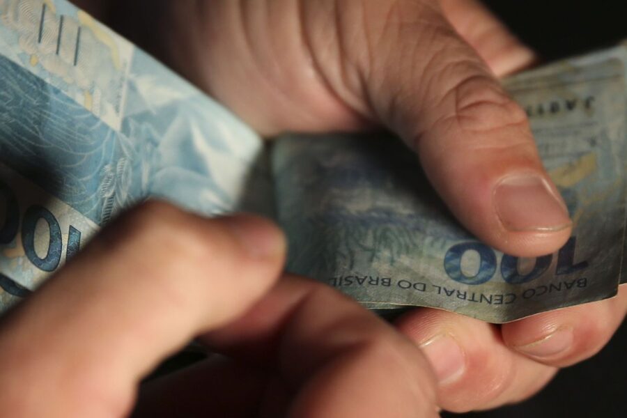 Retiradas da poupança superam depósitos em R$ 7,15 bilhões em julho