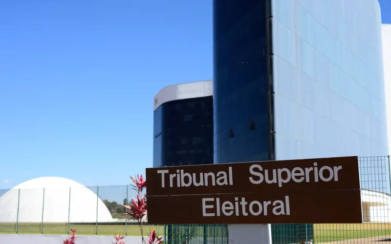 TSE adia decisão sobre suspensão de pesquisa de voto para presidente