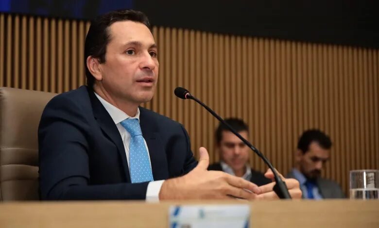 Leandro Vilela sanciona reajuste do piso salarial dos professores em Aparecida