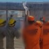 Homem tenta invadir casa da ex, fica preso em cerca e acaba nu em Águas Lindas (GO)