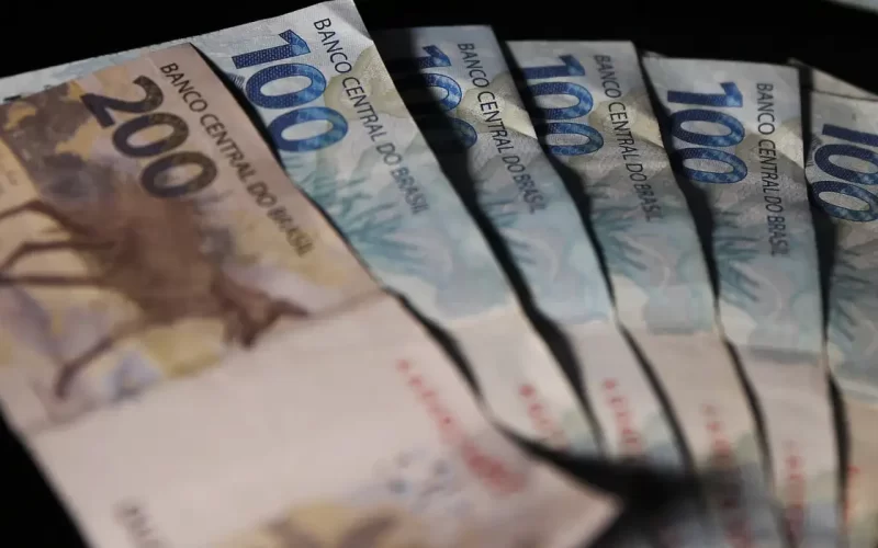 Salário médio do trabalhador amplia recorde e chega a R$ 3.722
