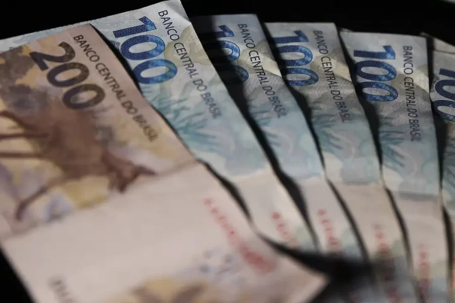Salário médio do trabalhador amplia recorde e chega a R$ 3.722