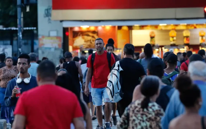 Desemprego chega a 5,8% no trimestre encerrado em abril, diz IBGE