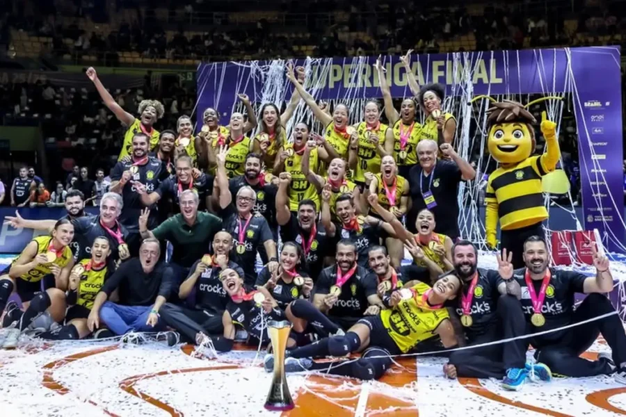 Praia Clube bate Minas e fatura título da Superliga Feminina de vôlei