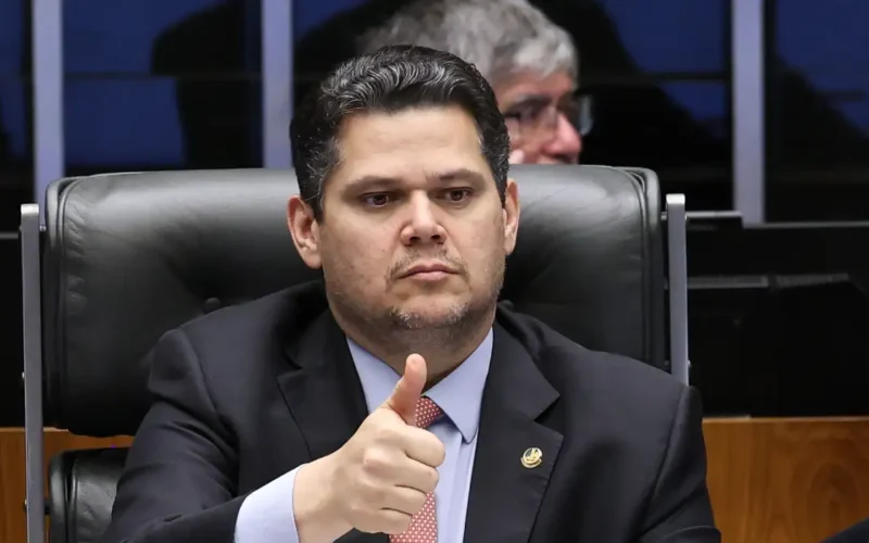 Alcolumbre sugere “melhorar” 6×1 e quer passar PEC por comissões