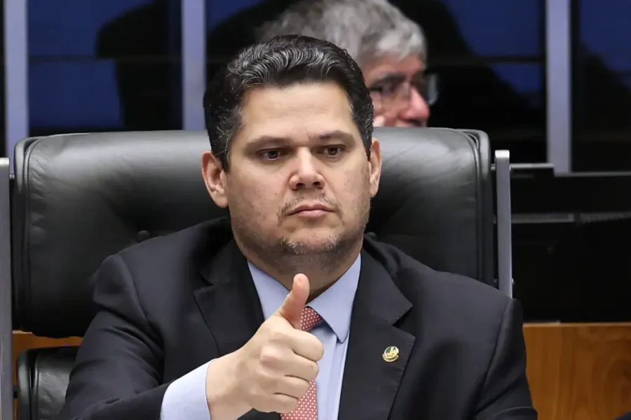 Alcolumbre sugere “melhorar” 6×1 e quer passar PEC por comissões