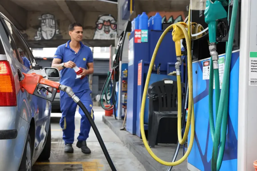 Vendas no comércio recuam 1,5% em abril, impactadas por combustíveis