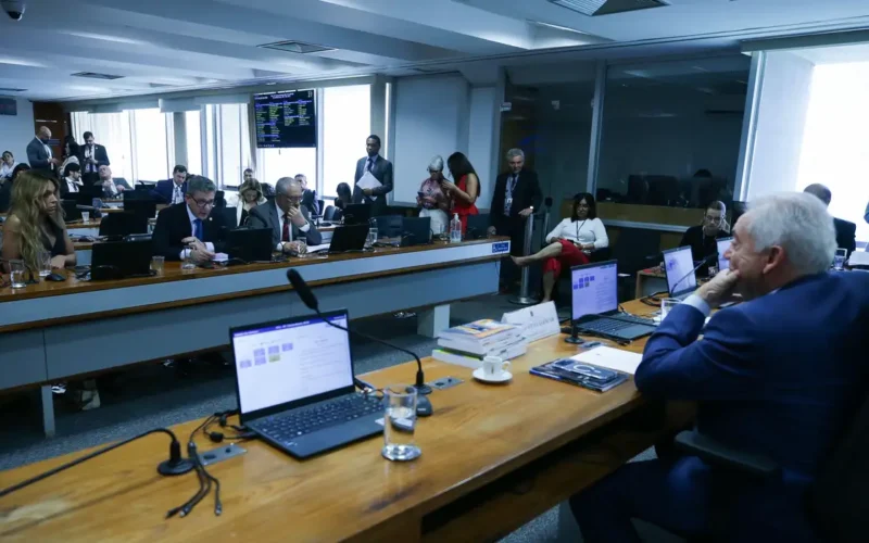 Senadores discutem ritmo de tramitação da PEC do fim da escala 6×1