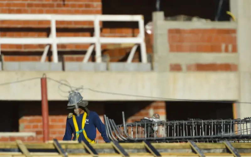 Construção empregou 2,5 milhões e pagou média de 2,1 salários mínimos