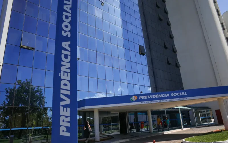 Fila do INSS cai ao menor nível em 21 meses, com 1,8 milhão de pedidos