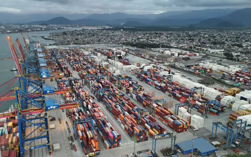 Exportações batem recorde e déficit das contas externas cai em junho