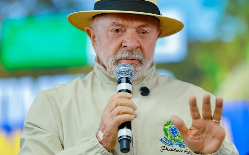 Lula chama Flávio Bolsonaro de “traidor da pátria” após senador pedir adiamento de tarifaço dos EUA