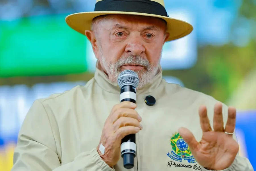 Lula chama Flávio Bolsonaro de “traidor da pátria” após senador pedir adiamento de tarifaço dos EUA