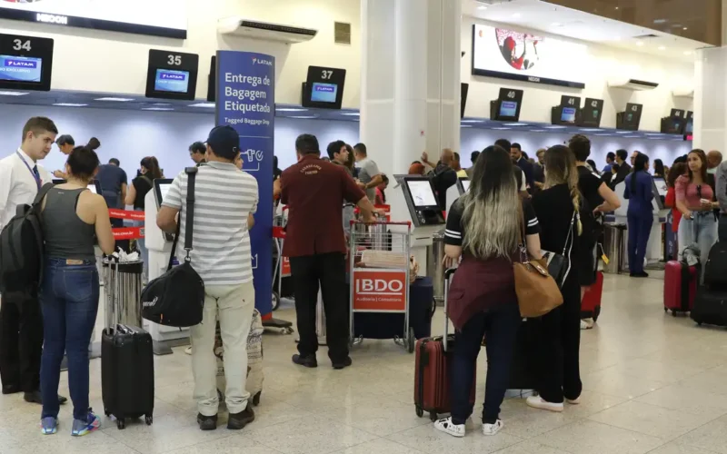 Setor de serviços cai 0,4% em maio por recuo na área de transportes