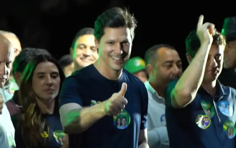 No primeiro comício da campanha, Daniel destaca avanços no Entorno e projeta Caiado na Presidência