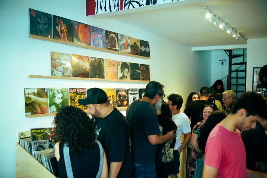 Dia do Vinil em Goiânia reúne 2,5 mil discos com descontos e doações