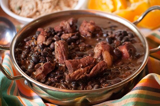 Feijoada em meio às plantas terá música ao vivo e drinks especiais em Hidrolândia