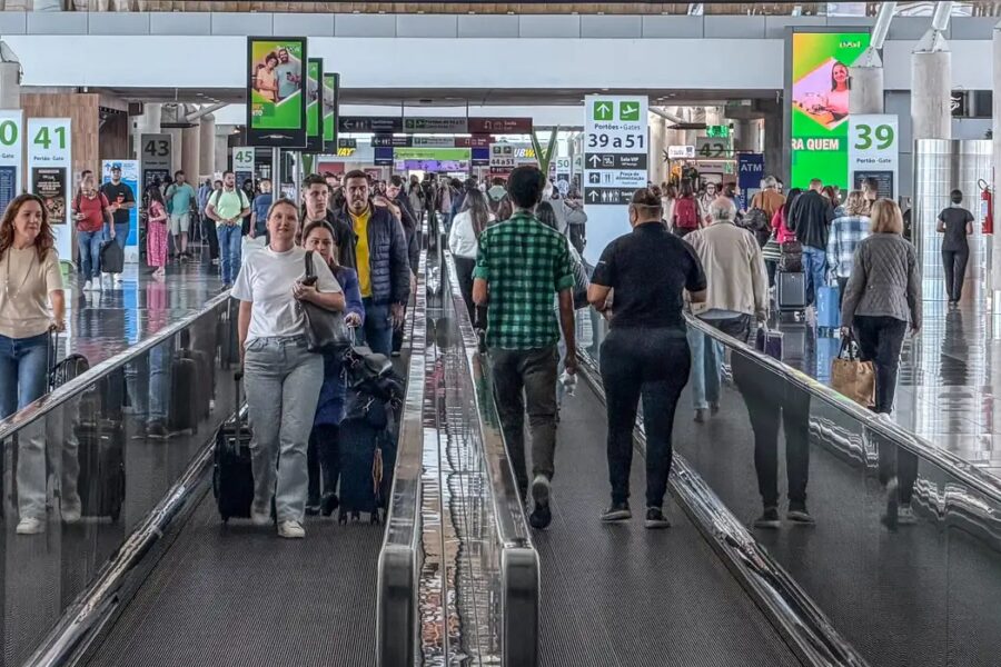 Setor de serviços fica estável em junho e sobe 2% no 1º semestre