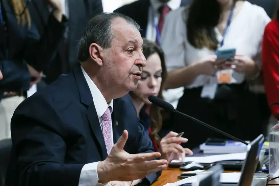 Relator da CCJ do Senado vota a favor da PEC do fim da escala 6×1