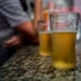 Consumo excessivo de álcool e cigarro pode provocar perda da visão, alertam oftalmologistas