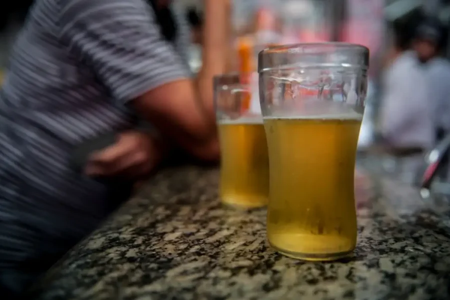 Consumo excessivo de álcool e cigarro pode provocar perda da visão, alertam oftalmologistas
