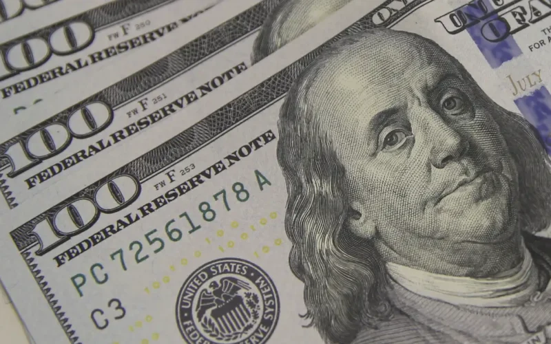 Dólar cai a R$ 5,08 e atinge menor valor em um mês