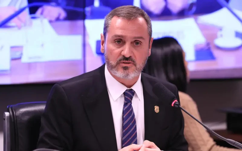 Dino determina reintegração de Andrei Rodrigues no comando da PF