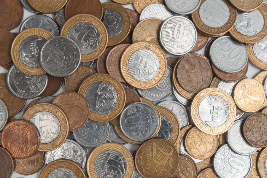 Encontro de colecionadores reúne moedas, vinis, livros raros e cards de Pokémon em Goiânia
