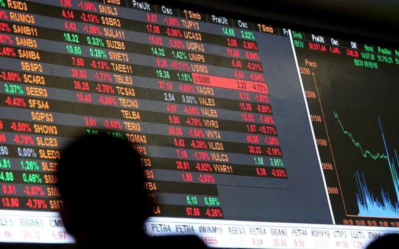 Dólar cai a R$ 5, e bolsa sobe quase 8% após primeiro turno