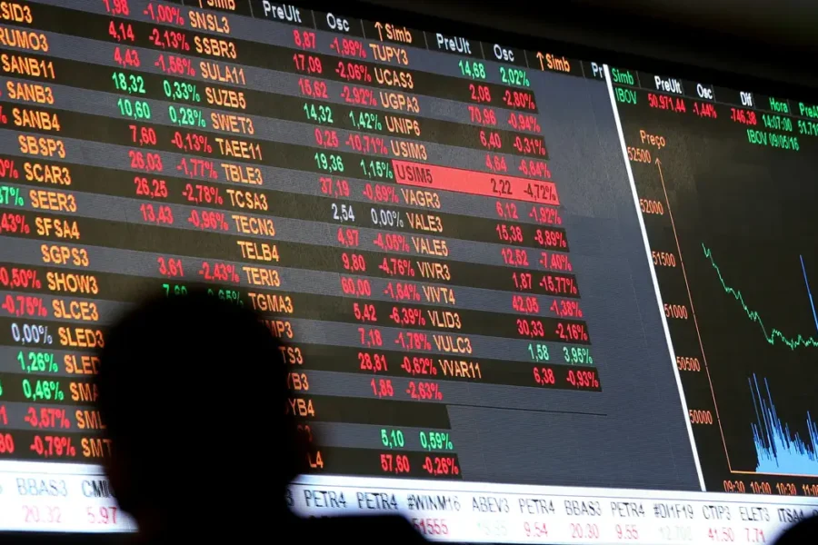Dólar cai a R$ 5, e bolsa sobe quase 8% após primeiro turno