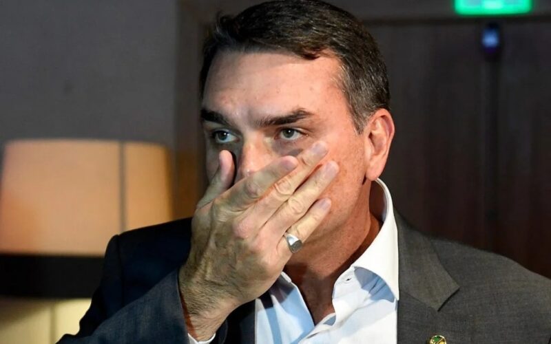 Após derrota eleitoral, Flávio Bolsonaro foge para os EUA