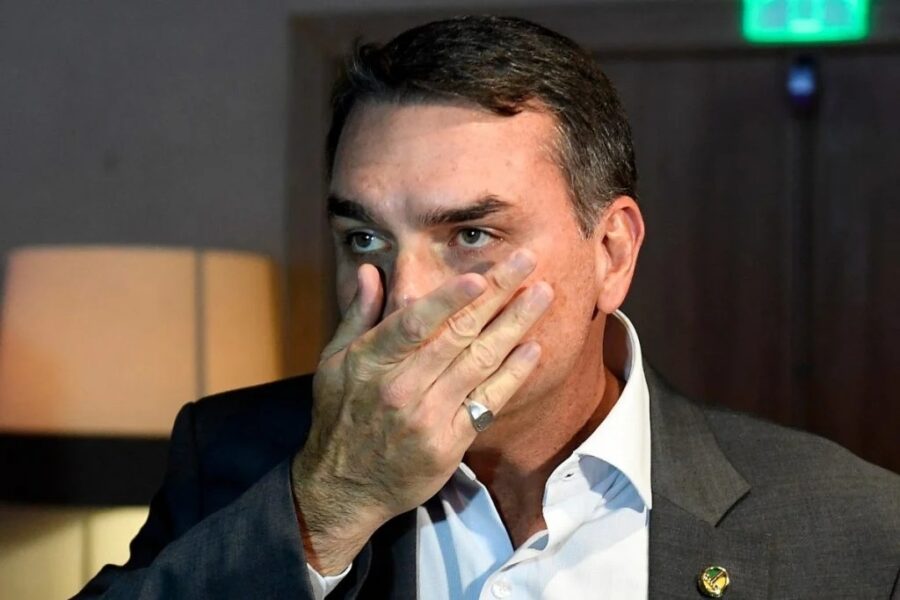 Após derrota eleitoral, Flávio Bolsonaro foge para os EUA