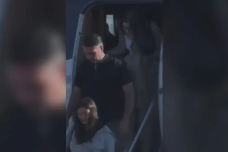 Flávio Bolsonaro chega aos Estados Unidos com a família após deixar o Brasil