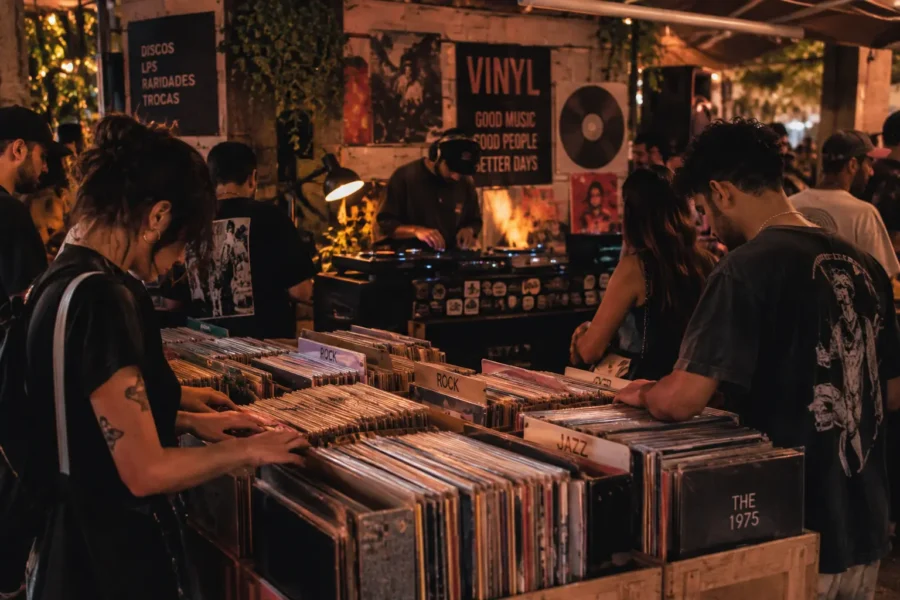 Goiânia recebe evento gratuito com shows e discotecagem em vinil neste sábado